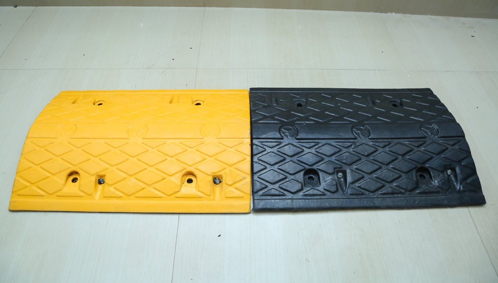 RUBBER SPEED BREAKER SIZE: 415W X 500L X 75H MM (YELLOW/BLACK COLOR) WITH REFLECTIVE CAT EYES